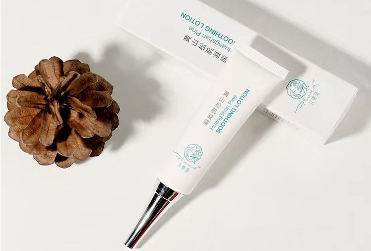 花寄語(yǔ)松針凝露